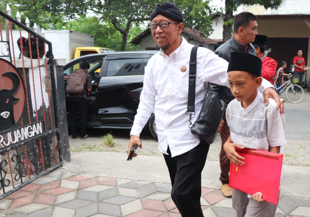 SEMANGAT : Budi Setiyahadi ditemani dengan anaknya dalam acara pengembalian formulir pendaftaran Bacabup di kantor DPC PDIP Perjuangan Tulungagung, kemarin (9/5/2024).