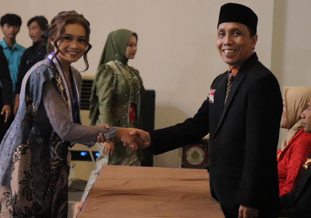 TERBAIK : Penyerahan piagam penghargaan kepada Siswa terbaik pada masing-masing kompetensi keahlian.
