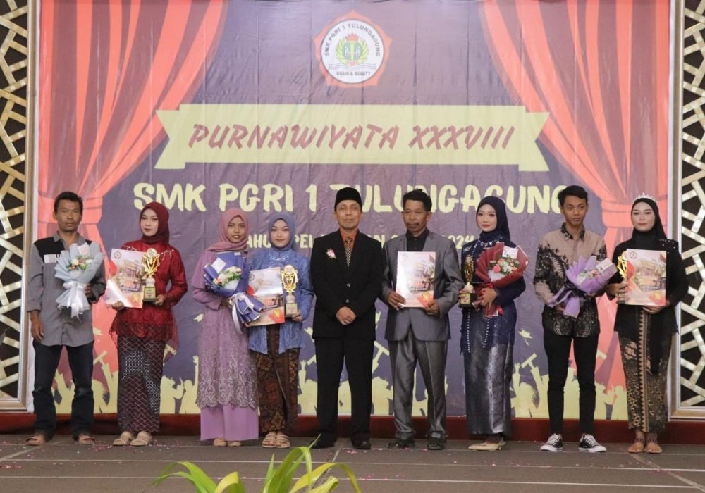 SELAMAT : Prosesi pelepasan siswa-siswi SMK PGRI 1 Tulungagung oleh kepala sekolah.