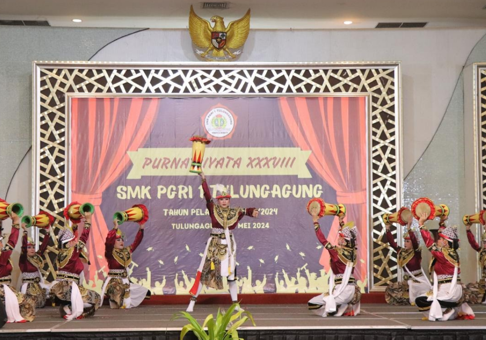 IKON SEKOLAH : Reog kendang SMK PGRI 1 Tulungagung menyuguhkan penampilan terbaiknya pada purnawiyata kemarin.