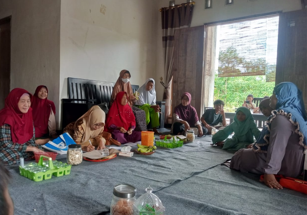 Suasana para audience warga Paguyuban Eyang Krama Semita dalam sarasehan budaya.