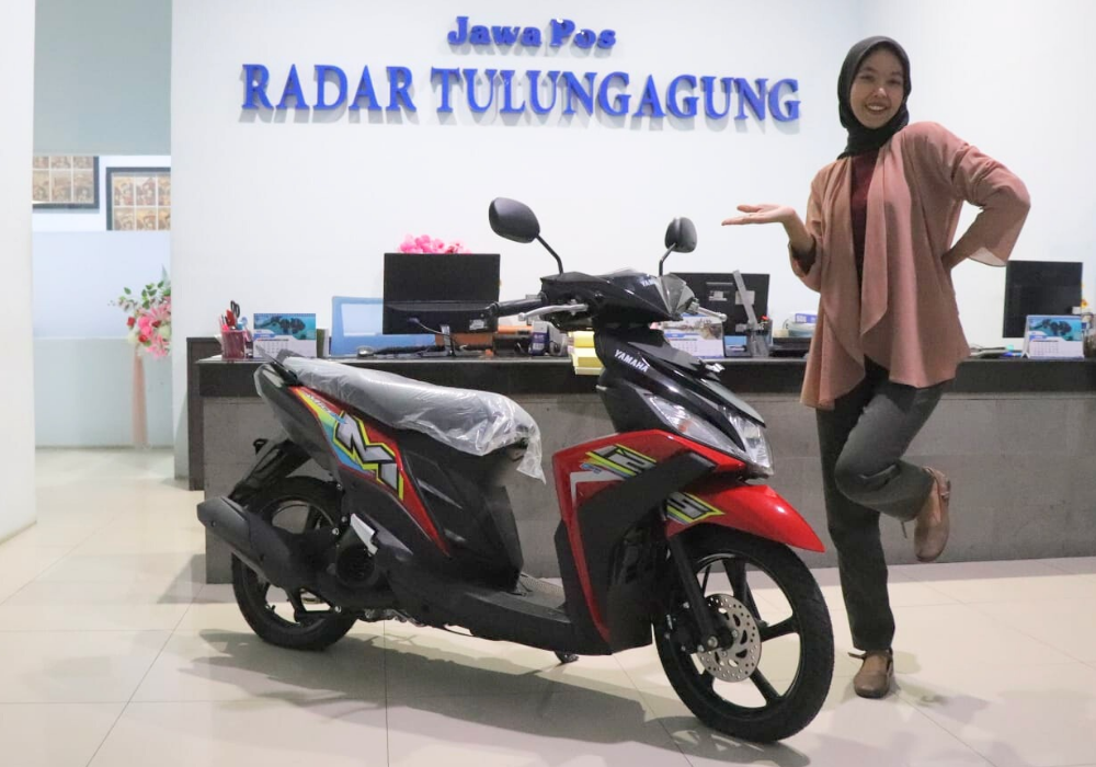 HADIAH : Salah satu hadiah motor gebyar pembaca setia jawa pos di kantor Radar Tulungagung, Selasa (14/5/2024).