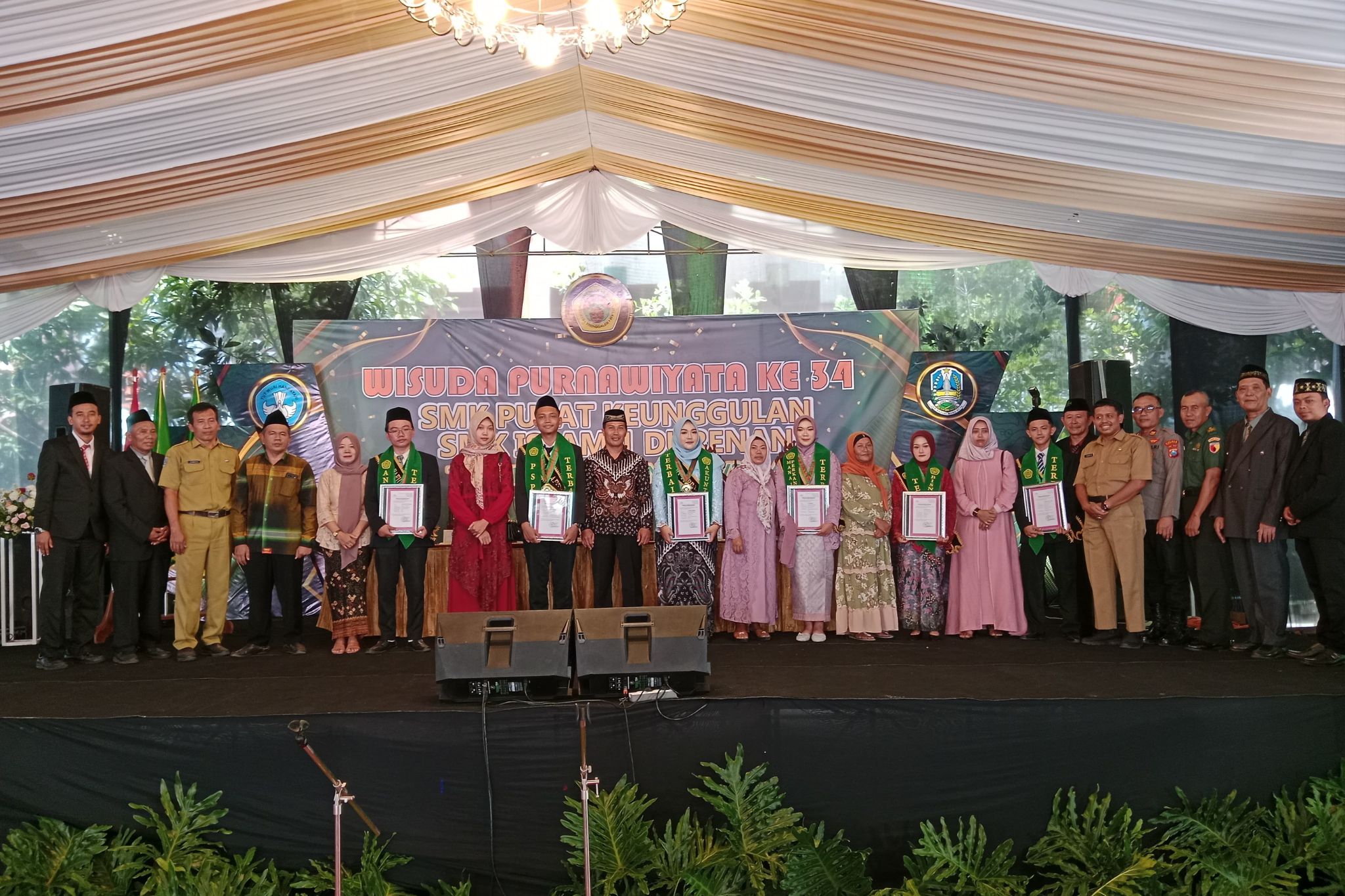 Bangga: Siswa-siswi berprestasi berfoto bersama dengan kepala SMK Islam 1 Durenan dan para Tamu undangan