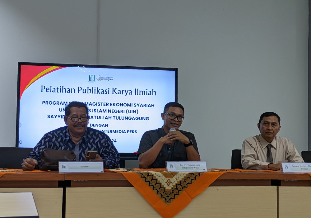 Direktur Pascasarjana UIN Satu Prof. Dr. Akhyak, M.Ag, GM Jawa Pos Radar Tulungagung Andrian Sunaryo, dan Kaprodi Magister ES UIN SATU Prof. Dr. Agus Eko Sujianto. S.E., M.M. saat menyampaikan materi.
