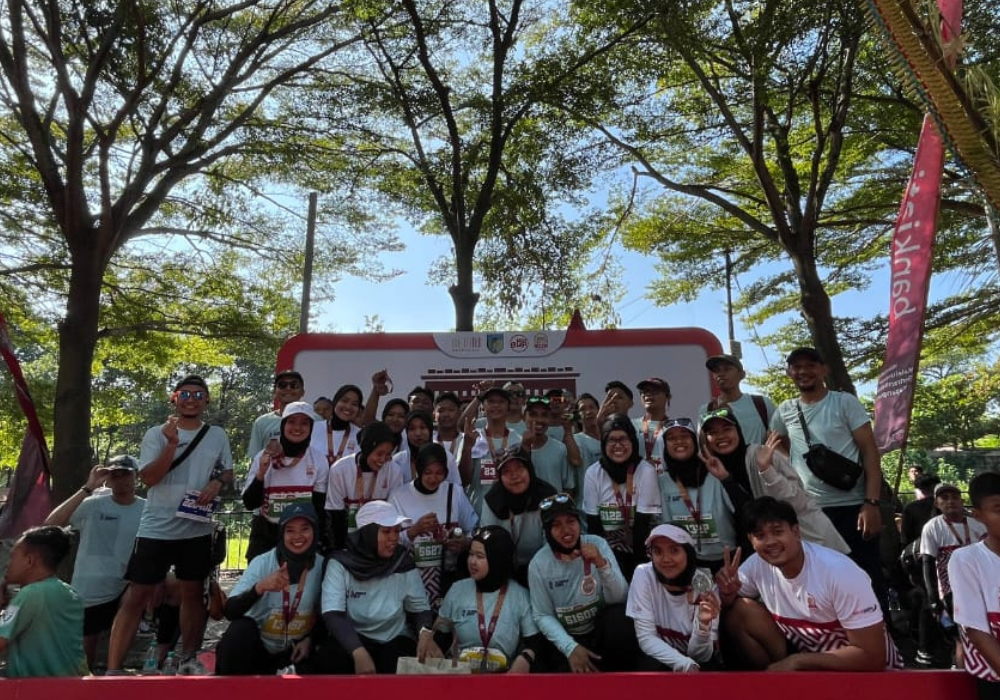 Kekompakan para peserta lari Half Maraton (HM).