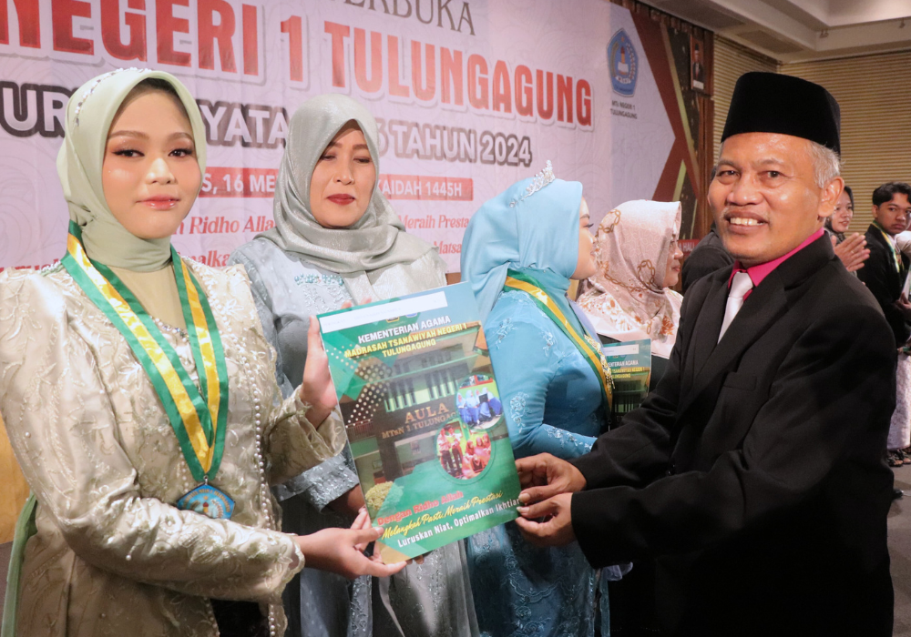 BANGGA: Kepala MTsN 1 Tulungagung, Muhibuddin memberikan penghargaan bagi siswa berprestasi.