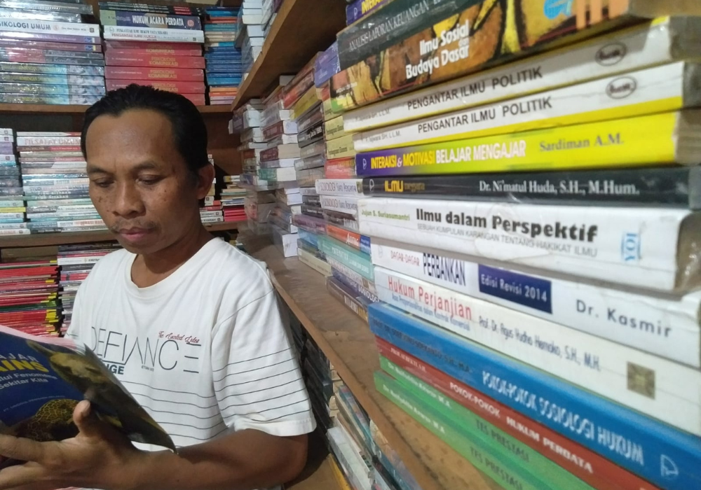 Di era serba digital, eksistensi kios buku makin tergerus zaman. Di Tulungagung, hanya ada segelintir pelapak buku fisik yang masih bertahan. Salah satunya adalah Lukito...