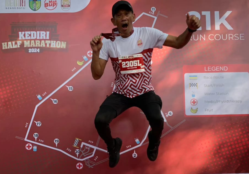TETAP STRONG : Sekda Kota Blitar Priyo Suhartono berpose setelah finish pada Minggu (12/5/2024).