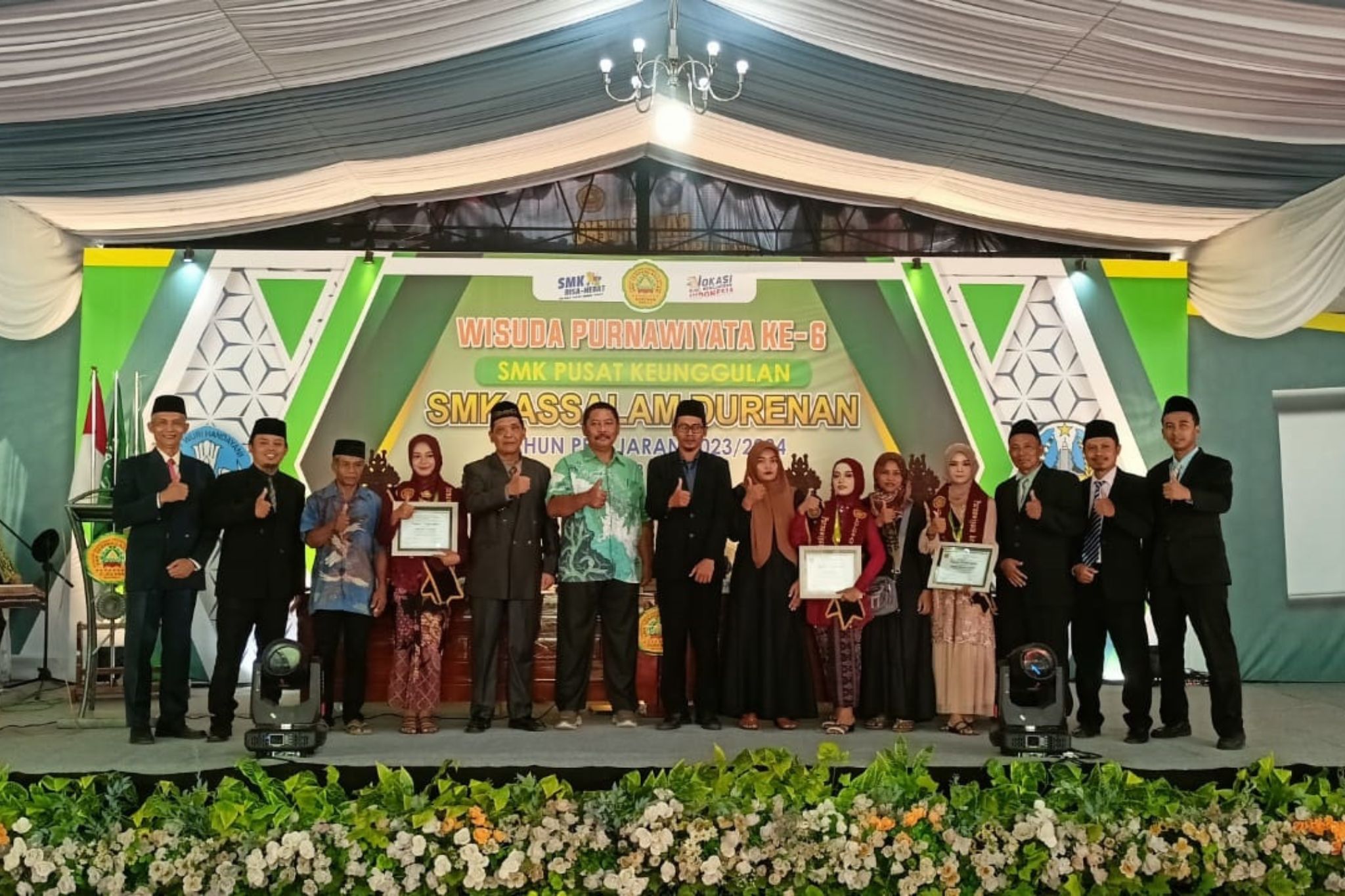 BANGGA: Siswa siswi berprestasi SMK Assalam berfoto bersama setelah menerima Piagam di acara purnawiyata Sabtu 18/5.