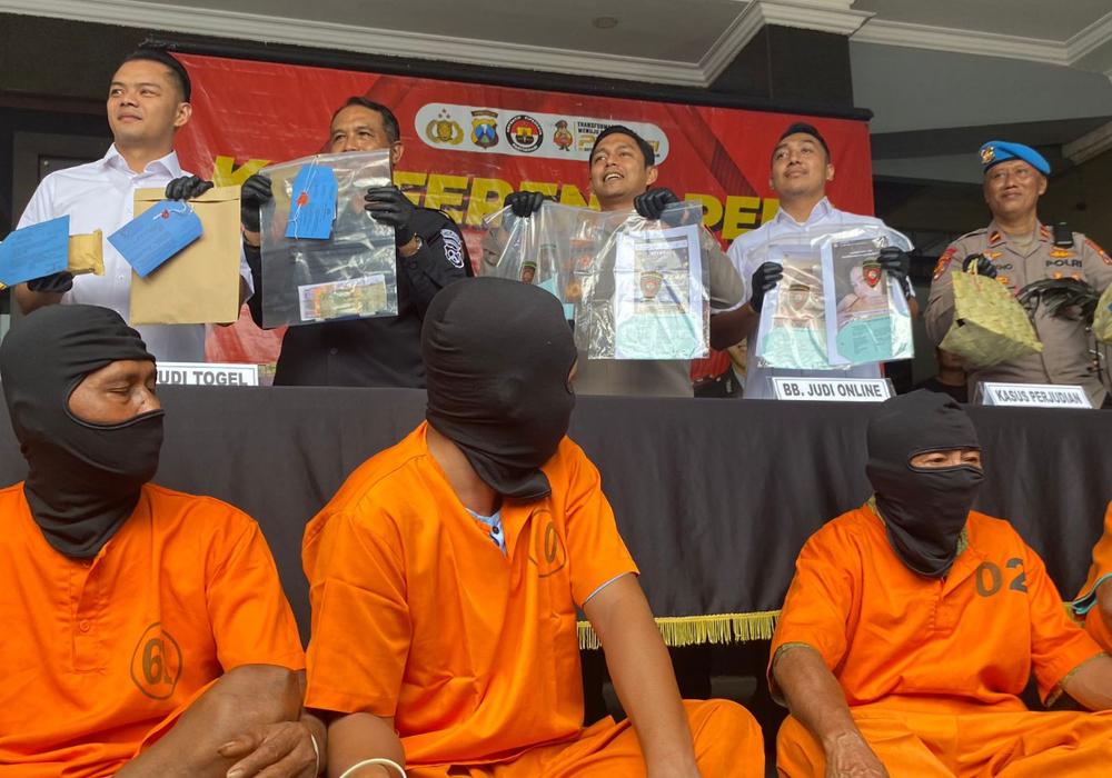 Polres Tulungagung meringkus selebgram yang mempromosikan situs judi online dan pelaku kriminal lainnya.