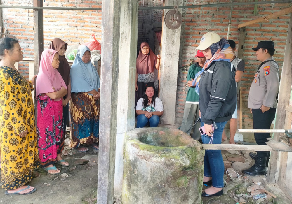 Diduga depresi, seorang perempuan paruh baya inisial S (52) warga Desa Tambanan Kecamatan Pakel Tulungagung ditemukan meninggal dunia mengapung di sumur belakang rumah pada Minggu (19/5/2024).