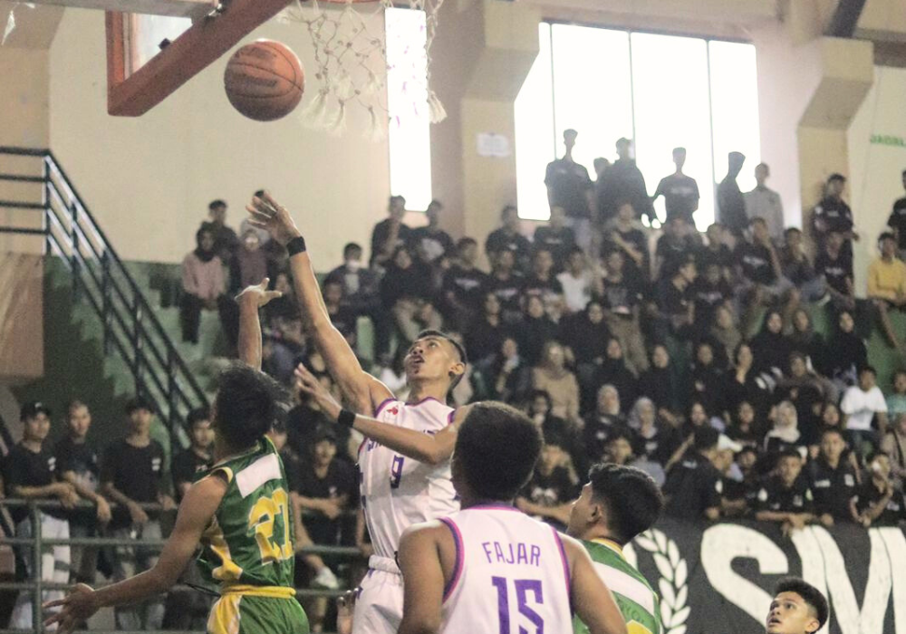 RAIH POIN: Atlet bola basket bertanding di kejuaraan tingkat lokal di GOR Lembu Peteng beberapa waktu lalu.