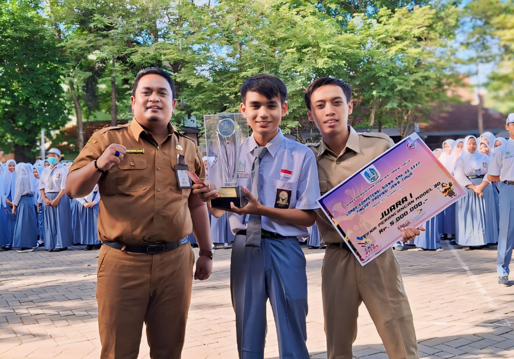 PRESTASI : Kepala Sekolah Trisno Wibowo, S. Pd. M.M bersama guru pembimbing bangga terhadap Qodiri yang telah berhasil mengharumkan nama SMKN 1 Boyolangu.