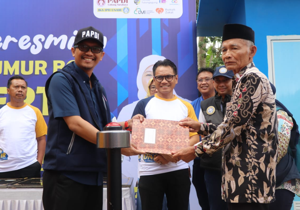 Penyerahan sumur bor oleh Wakil rektor UNAIR, Prof. Dr Moh.Miftahussurur M.Kes, SpPD,  KGEH, PhD, FINASIM., atas nama PAPDI dan  Ika Udi Desa Tenggarejo, Kecamatan Tanggunggunung, kemarin (19/5/2024).