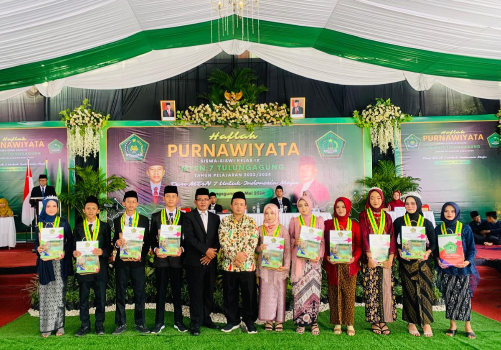 PENDMA foto bersama dengan Siswa berprestasi.
