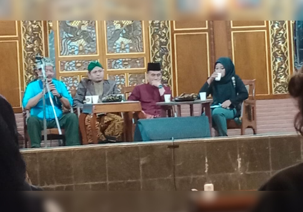 Para pemantik sarasehan, dari kiri Ki Wawan Susetya, Dr. Muntahibun Nafis dan KH. Dr. M. Teguh