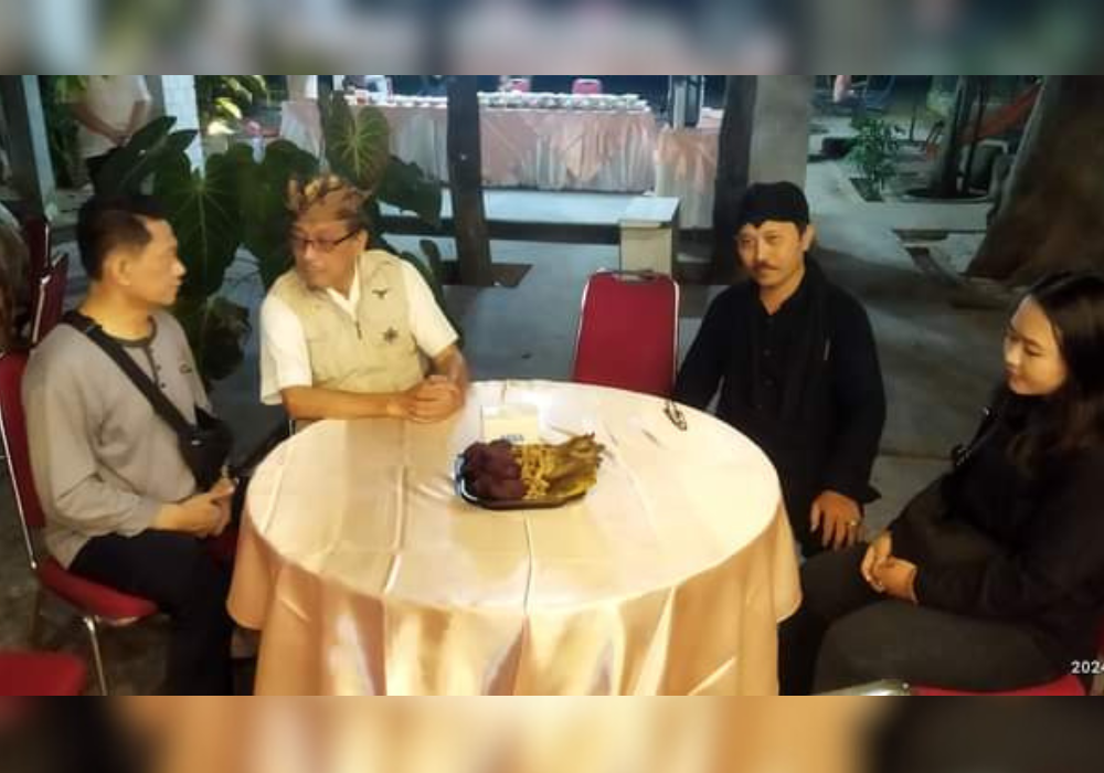 Bapa Harry Yuwono sedang berbincang dengan Bapa Hariyadi sebelum sarasehan