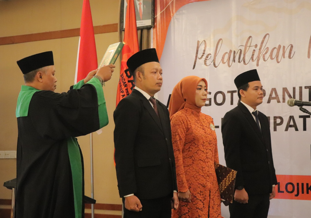 Puluhan anggota pengawas pemilihan kecamatan (panwascam) dilantik di Lojikka Hotel, kemarin (24/5/2024).