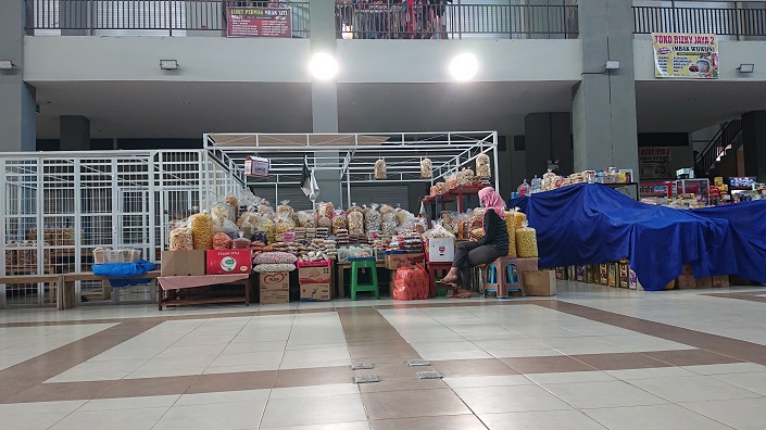 SABAR: Seorang pedagang menunggu pembeli datang. Kini pemkab masih mengkaji terkait retribusi pasar