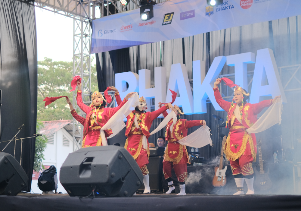 Menyala! Institut Ilmu Kesehatan Bhakti Wiyata (IIK Bhakta) Kediri sukses besar menggelar kegiatan Bhakta Fest 2024.