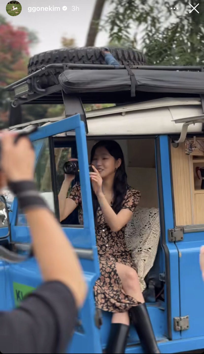 Kim Go-Eun terlihat cantik mengenakan dress hitam dan coklat