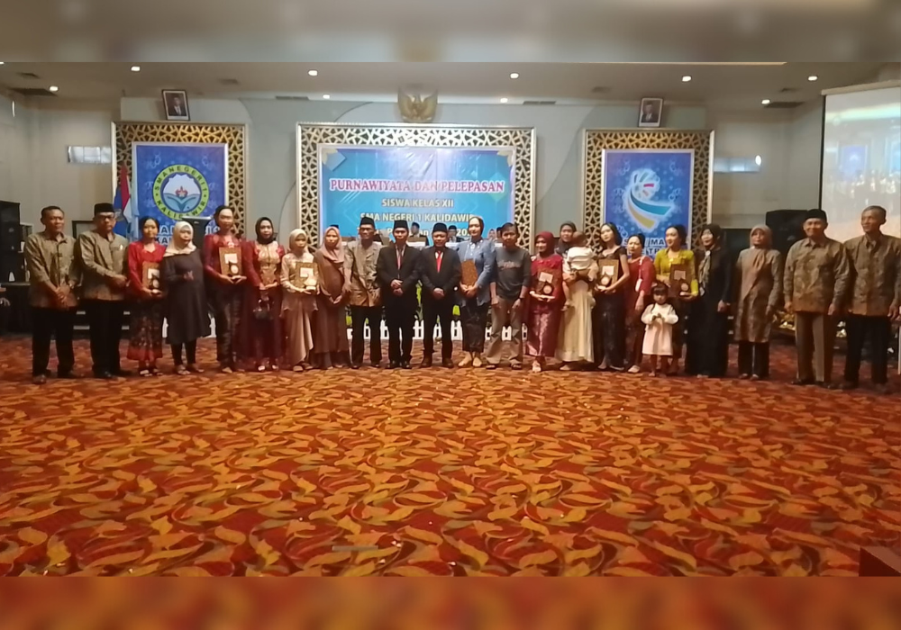 KOMPAK: Momen kebersamaan civitas akademika saat purnawiyata SMAN 1 Kalidawir.