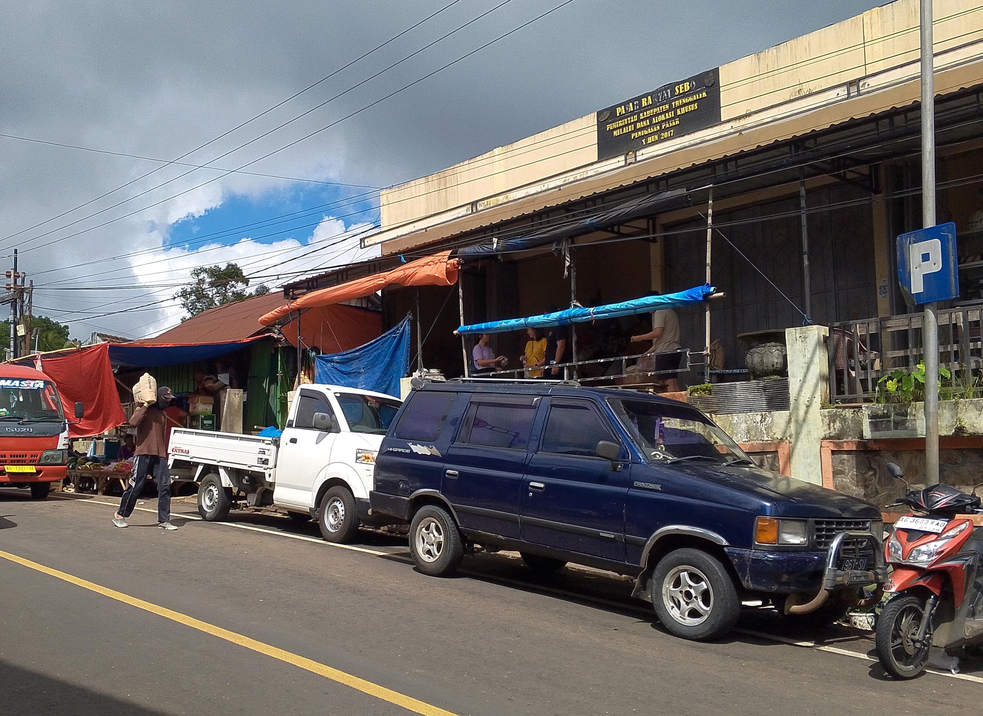 MENANTI: Pasar Sebo dilihat dari depan. Papan nama mulai mengelupas, menunggu direvitalisasi. Begitu juga bangunan pasar.