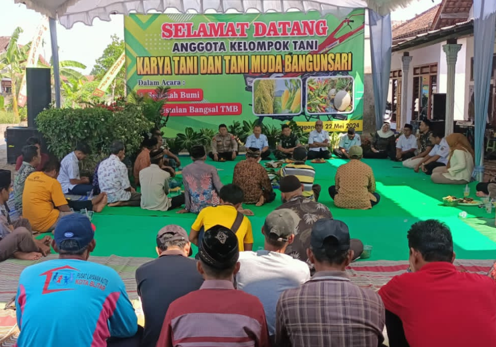 KHIDMAT: Warga Desa Tunggangri, Kecamatan Kalidawir mengikuti kegiatan sedekah bumi dan peresmian Bangsal TMB pada Rabu (22/5/2024) lalu.