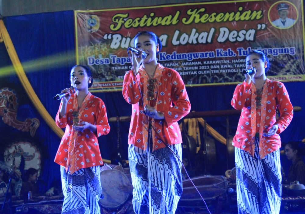 MERDU: Tiga gadis asal Desa Tapan saat tampil dalam Festival Kesenian Budaya Lokal Desa.