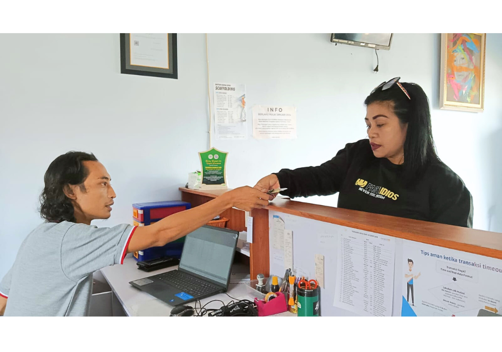 MUDAH: Masyarakat membayarkan tagihan Listrik melalui BUMDes Handayani Desa Tawangsari, Kecamatan Kedungwaru, Tulungagung.