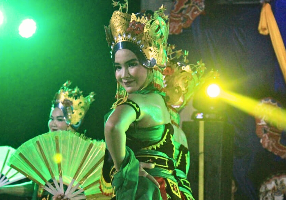 LIHAI: Gadis asal Desa Tapan menampilkan kesenian tari dalam Festival Kesenian Budaya Lokal Desa.