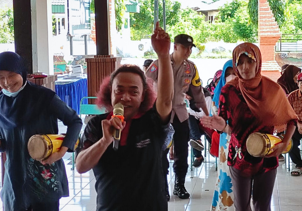 TELATEN: Budi Plandang memberikan materi tari reog kepada penderita ODGJ di balai Desa Ringinpitu.