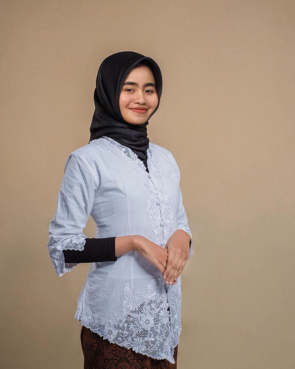 HEBAT: Reva Rosa Linda, meraih juara III Lomba Esai Literasi Demokrasi KPU Kabupaten Trenggalek. Dia siswa di SMAN 1 Durenan.