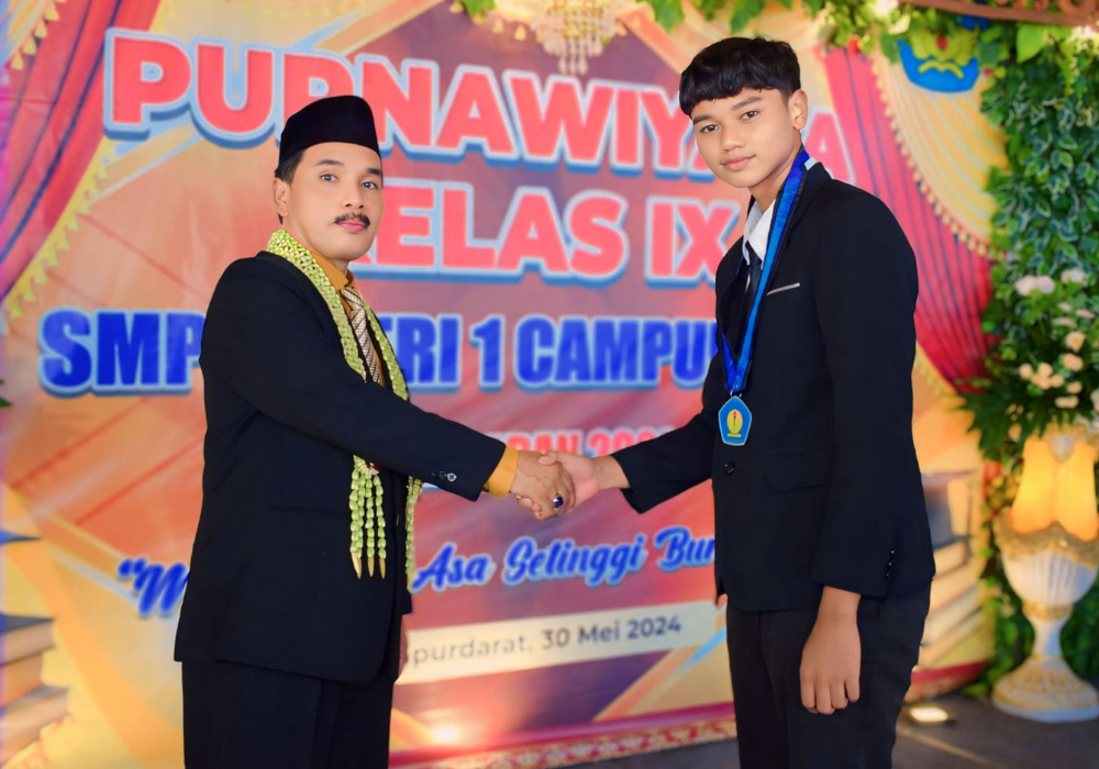 SELAMAT : Drs. Zaenal Komarudin, M.Pd., bangga terhadap siswa - siswi kelas IX yang layak dinyatakan lulus dengan meraih berbagai macam prestasi.