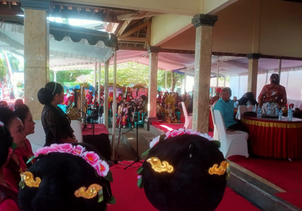 Suasana upacara  Grebeg Agung Bhinneka Tunggal Ika di bale desa Tanggung.