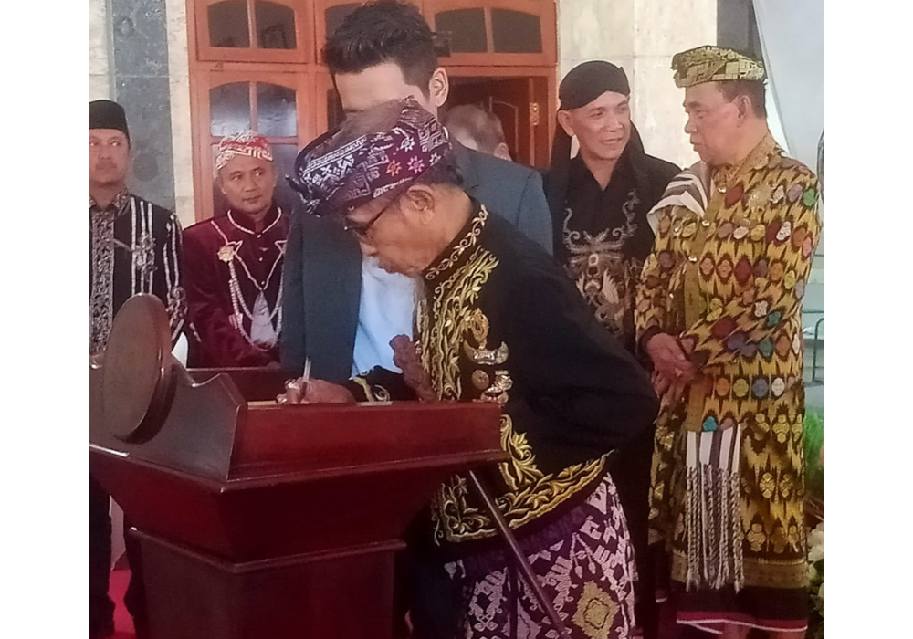 Ida Dalem Smara Putra (Raja Klungkung Bali) saat penandatanganan deklarasi.