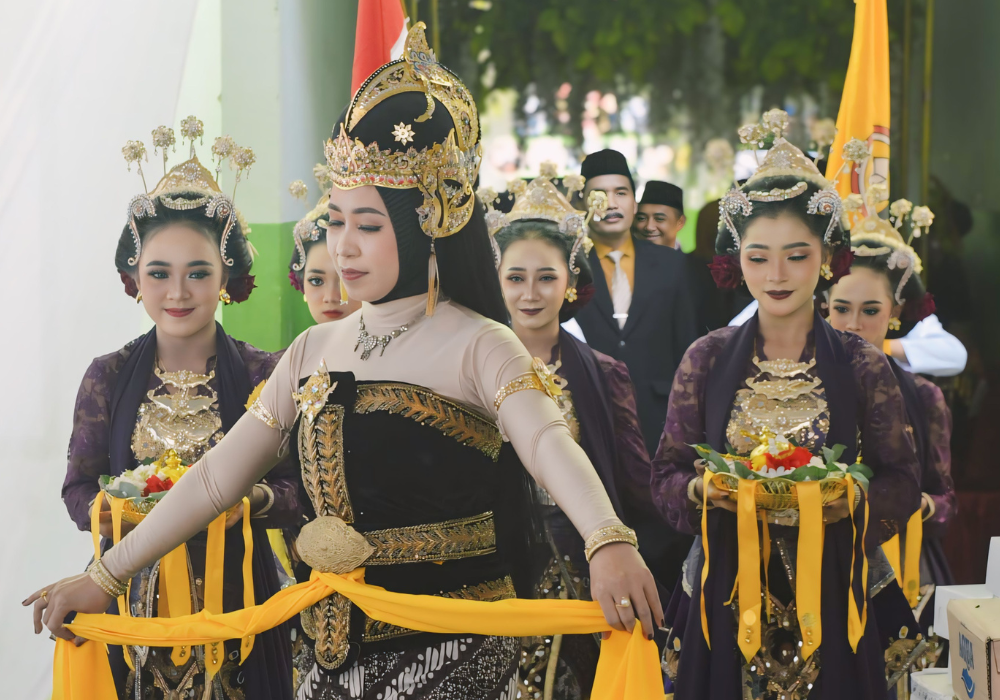 ISTIMEWA : Prosesi purnawiyata menjadi sangat berkesan dan meriah dengan adanya unjuk bakat tari dari siswi Snesa Cadar.