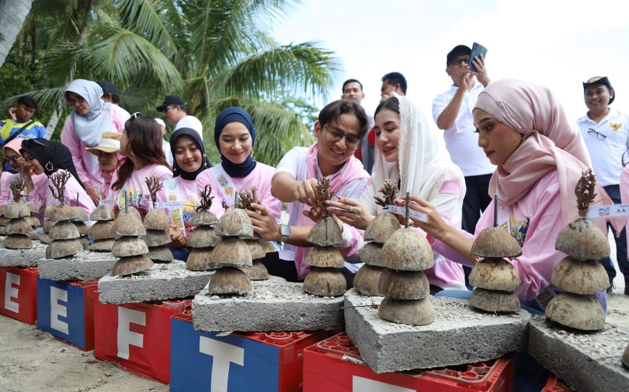 ANTUSIAS: Bupati Moch Nur Arifin beserta istri, Novita Hardini, ikut terlibat dalam pelestarian terumbu karang di Taman Laut Karang Tresno di Pantai Mutiara, bersama para finalis POI 2024.