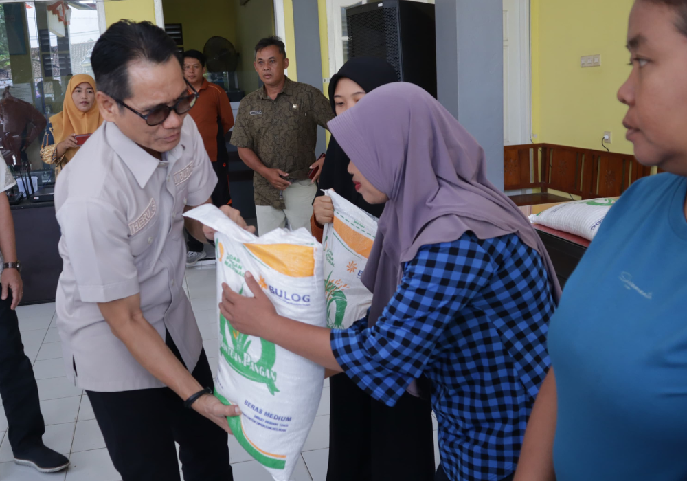 Pimpinan daerah menyalurkan bantuan pangan kepada warga di Balai Desa Pojok, Kecamatan Campurdarat, Tulungagung, Jumat (7/6/2024).
