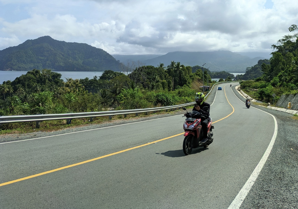 Seorang pemotor sedang melintasi JLS Lot 6 masuk Desa Tasikmadu, Kecamatan Watulimo, Kabupaten Trenggalek.