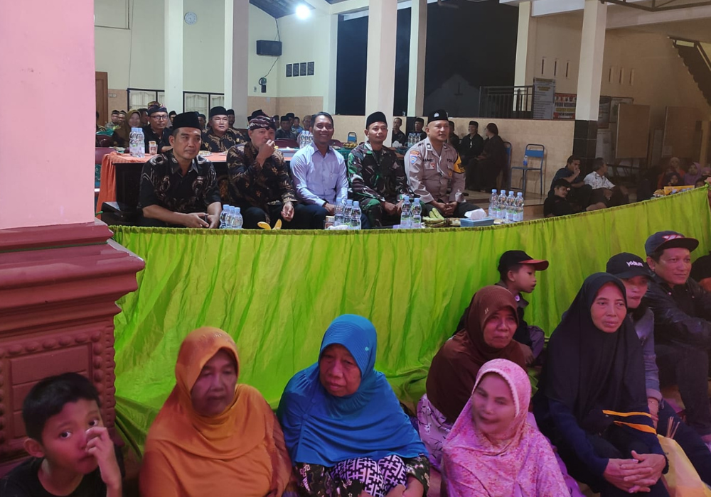 Para tamu yang menonton pagelaran wayang kulit di Desa Sanan, Kecamatan Pakel, Tulungagung.