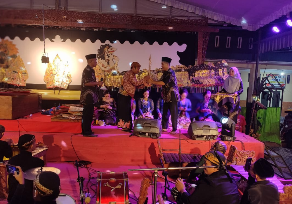 Dalam rangkaian bersih desa Sanan, Kecamatan Pakel, pagelaran wayang kulit dengan lakon Wahyu Kantentreman menyita banyak antusias warga.