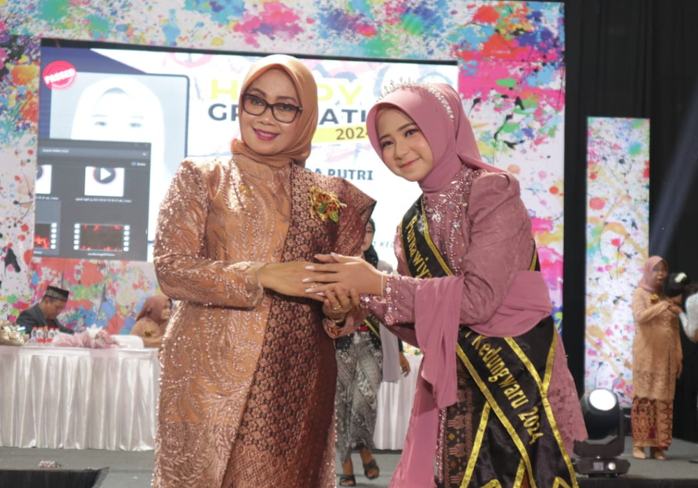 BANGGA: Kepala SMPN 1 Kedungwaru memberikan ucapan selamat kepada salah satu siswinya.