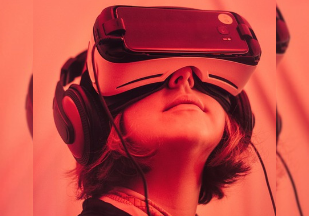 Ilustrasi remaja sedang memainkan virtual reality memakai gadget.