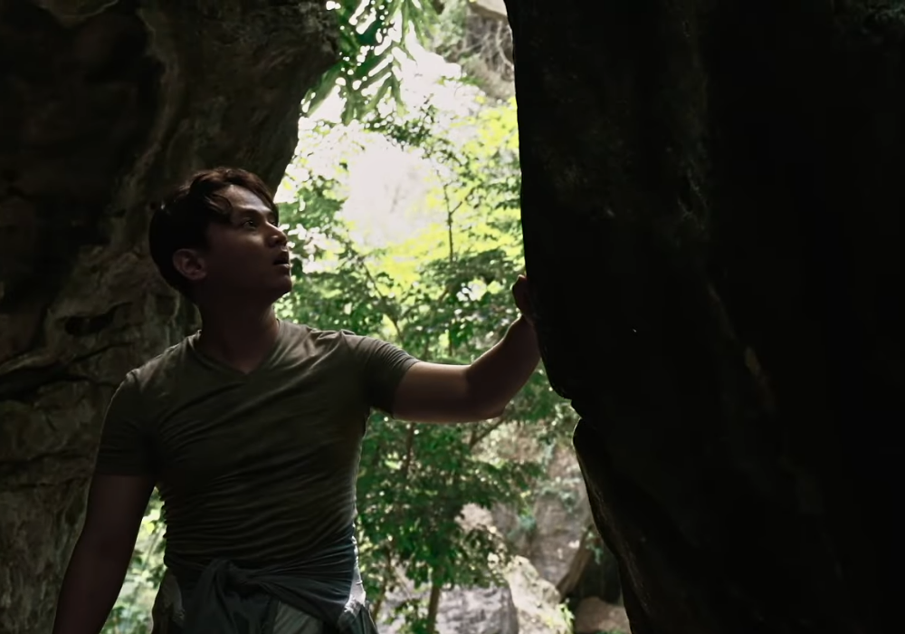 Salah satu scene dalam official video Trenggalek Baby  milik Mochamad Nur Arifin (MNA).