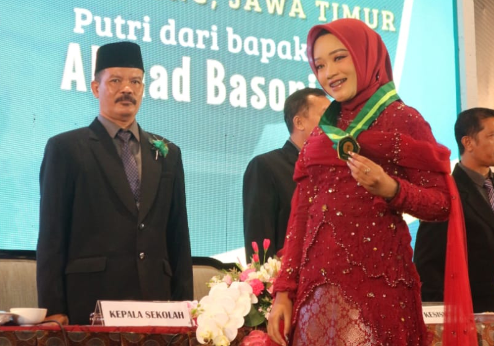 BANGGA: Salah satu siswi SMABOY saat mengikuti acara kelulusan.