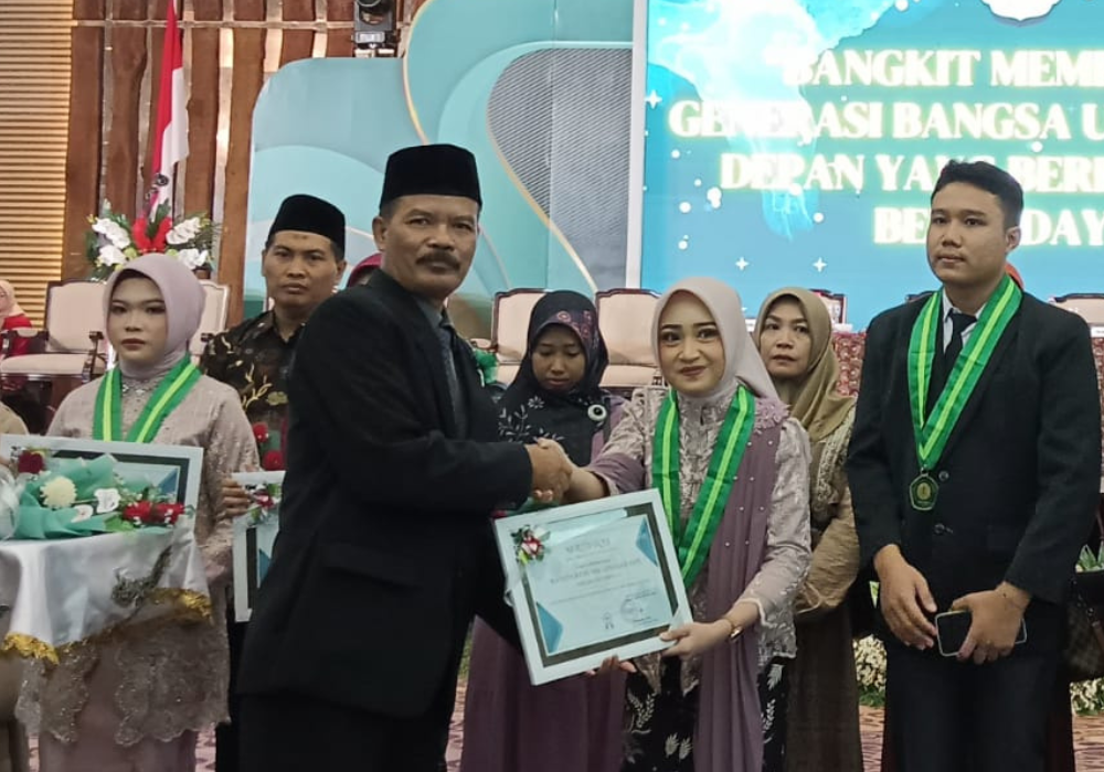 SELAMAT: Kepala SMAN 1 Boyolangu Subagas, S.Pd, saat menyerahkan penghargaan kepada siswa berprestasi.