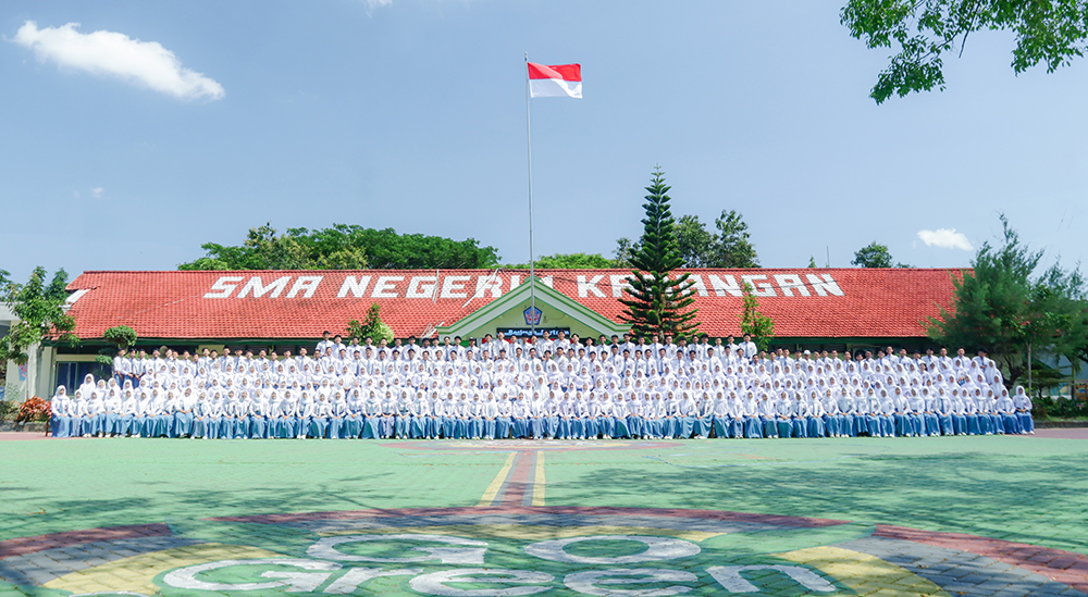 KOMPAK: siswa SMAN 1 Karangan foto bersama di lapangan.