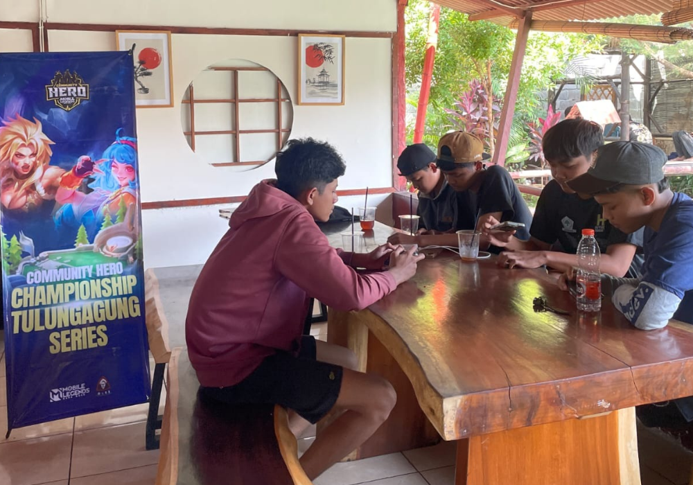 SERIUS: Momen salah satu tim e-sport MLBB saat mengikuti Community Hero Championship Tulungagung Series di Rumah Makan Duta Unagi, Minggu (16/6/2024).