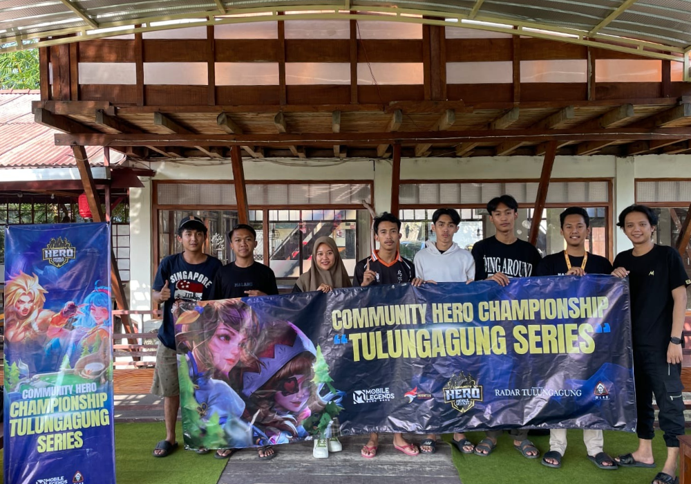 KOMPAK: Ketua ESI Tulungagung Mochamad Shiva Rosyadi (dua dari kanan, Red) dengan para pemenang Community Hero Championship Tulungagung Series di Rumah Makan Duta Unagi, Minggu (16/6/2024).